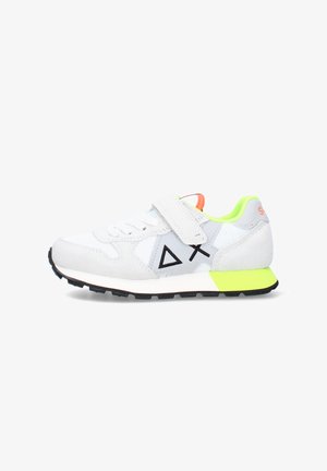Witte en grijze sneaker met zwart symbool aan de zijkant, neongele hiel en voering, veters met extra witte klittenbandsluiting.