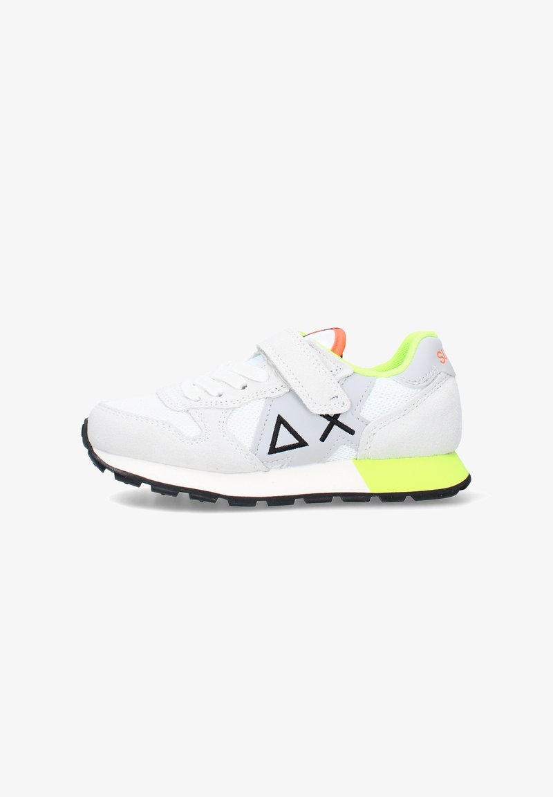 Baskets blanches et grises avec symbole noir sur le côté, talon et doublure jaune néon, lacets avec sangle velcro blanche supplémentaire.