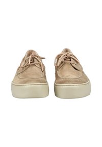 Beżowe zamszowe buty ze sznurowaniem i złotymi przelotkami. Okrągły nosek i teksturowana gumowa podeszwa. Charakteryzują się klasycznym wzorem butów żeglarskich.