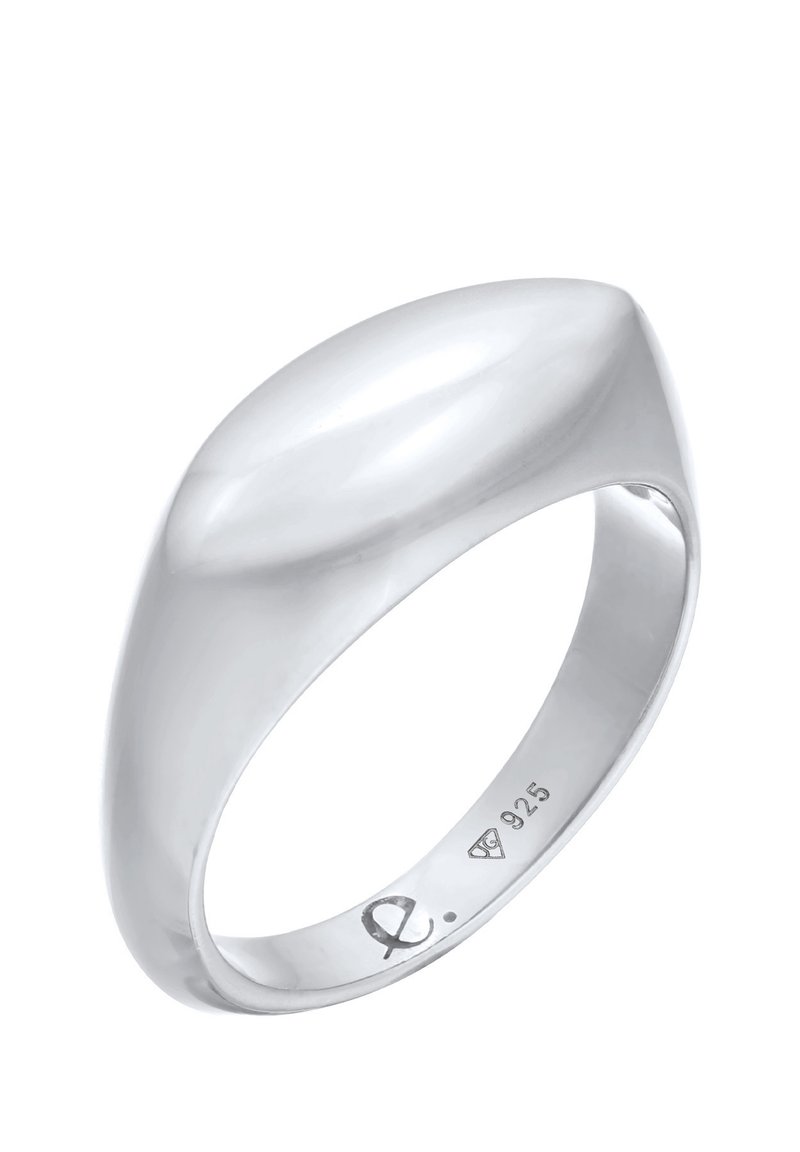 Anello in argento sterling con una parte superiore liscia e arrotondata, finitura lucida e marchio inciso 925 all'interno della fascia. Design classico e minimalista.