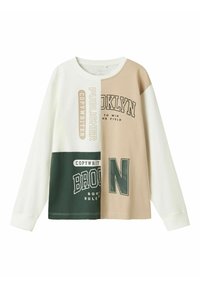 Camisa casual de manga larga con diseño en bloques de color en blanco, beige y verde, que presenta impresiones de texto que incluyen "BROOKLYN" y "COPYWRITER DE PUBLICACIONES."