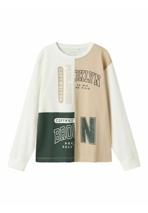 Langärmliges Freizeithemd mit Farbblockdesign in Weiß, Beige und Grün, versehen mit Textdruck wie "BROOKLYN" und "PUBLISHER COPYWRITER."