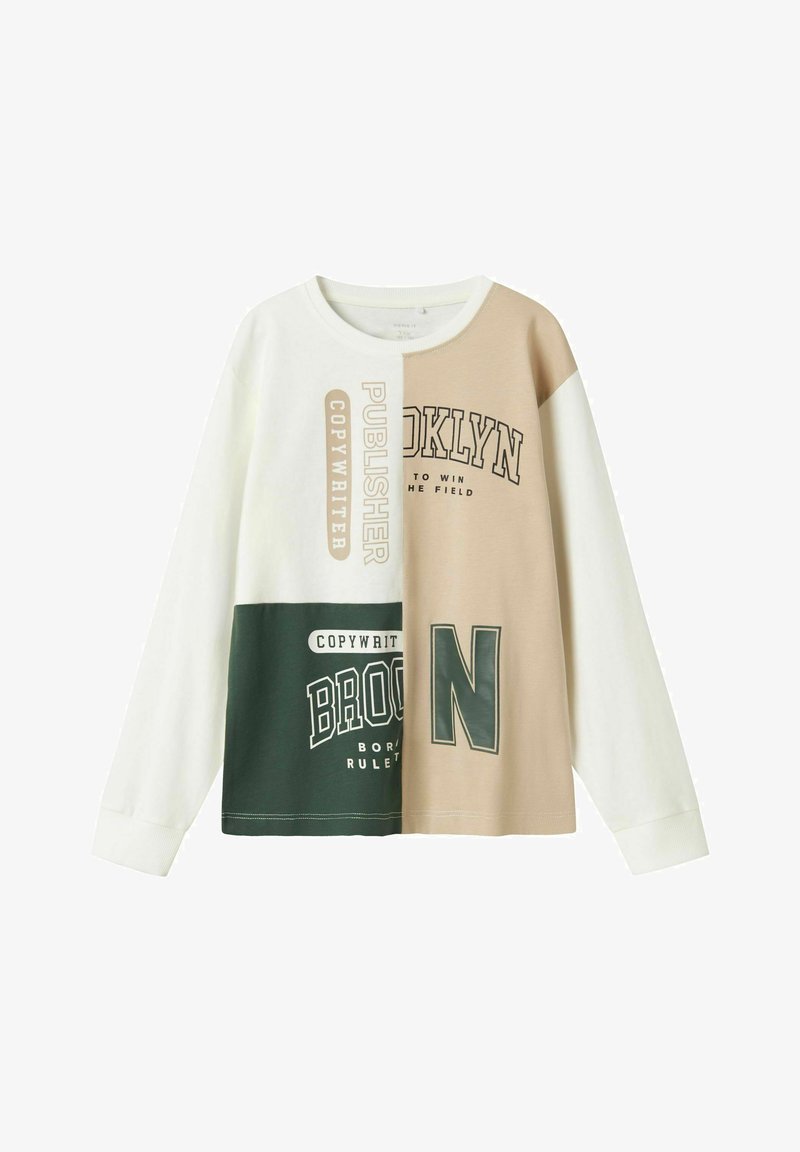 Camisa casual de manga larga con diseño en bloques de color en blanco, beige y verde, que presenta impresiones de texto que incluyen "BROOKLYN" y "COPYWRITER DE PUBLICACIONES."