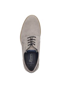 Chaussure à lacets pour homme en suède gris clair. Présente un bout arrondi, des œillets noirs et une semelle en caoutchouc tan contrastante avec une texture de grip.
