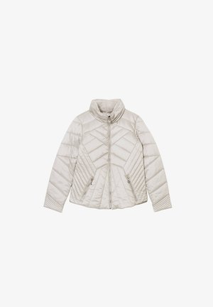 Veste matelassée gris clair avec un col montant, fermeture éclair à l'avant, deux poches latérales et motif en chevrons sur le tissu. Texture lisse.