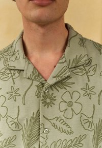 Next TEXTURED SHORT SLEEVE - Camisa - green leaf print