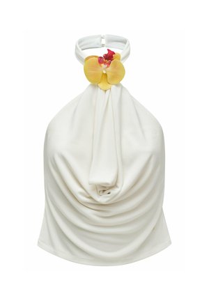 Top blanco tipo halter con frente drapeado, que presenta un detalle de flor de orquídea amarilla y roja en el escote.