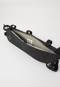 Bolsa rectangular negra hecha de un material duradero con cierre de cremallera, bolsillo interior y dos asas laterales. Forrada con un material de color claro.