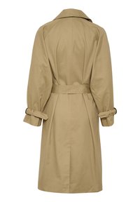 Beige Trenchcoat mit tailliertem Bund, langen Ärmeln und aufrollbaren Manschetten. Verfügt über einen klassischen Kragen und einen glatten, strukturierten Stoff.