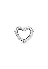 Charm de plata en forma de corazón con un diseño de cuentas a lo largo del borde exterior, centro hueco y acabado pulido.