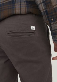 Jack & Jones JPSTMARCO JJDAVE NOOS - Chinot - seal brown