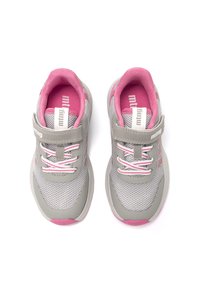 Zapatillas grises con acentos rosas, parte superior de malla, lengüeta acolchada y correa con cierre de gancho y bucle. Presenta cordones en contraste y suela de goma.
