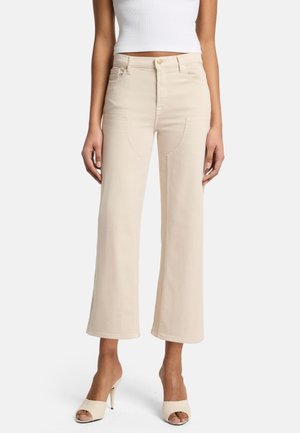 Jean beige à jambes larges avec une taille haute, présentant des poches avant et des ourlets droits. Fabriqué dans un tissu lisse et léger.