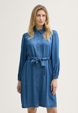 Denim-mekkopaita keskipunaisena, jossa on nappilista edessä, kaulus, pitkät puffihuulettimet ja kangaspikkvyö vyötäröllä. Pehmeä tekstuuri.