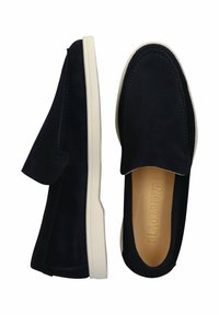 Námornícke modré slip-on topánky vyrobené z semišu s hladkým povrchom, s béžovou gumovou podrážkou a jemnými detailmi šitia.