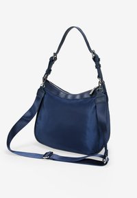 Borsa a tracolla blu navy in nylon liscio con dettagli in pelle lucida, dotata di una tracolla regolabile e hardware in argento. Chiusura con zip sulla parte superiore.