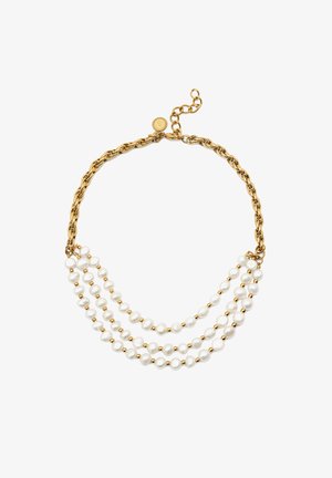 Collar de cadena en tono dorado que presenta tres hilos de perlas blancas irregulares intercaladas con pequeñas cuentas de oro. Cierre ajustable en la parte trasera.