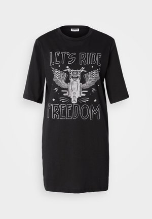 Czarna bawełniana sukienka t-shirtowa z krótkimi rękawami. Posiada grafikę motocykla z skrzydłami oraz napis "POJEDŹMY NA WOLNOŚĆ" w kolorze białym.