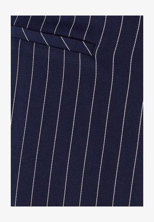 Marineblauwe stof met verticale witte streepjes; heeft een enkele zak aan de bovenkant. Het materiaal lijkt textuur te hebben en geweven te zijn.