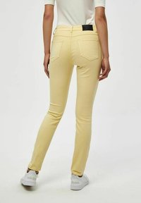 Desires LOLA GARMENT DYE - Jeans Slim Fit - pale yellow