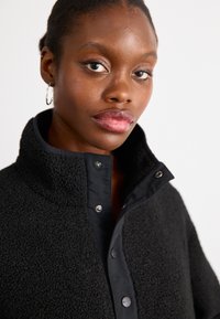 Carhartt WIP ELLIOT HIGH NECK LINER - Pulover iz flisa - black