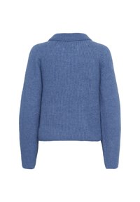 Modra pletena pulover s ovratnikom, ribano teksturo, skrajšano dolžino in dolgimi rokavi. Preprost dizajn, brez vidnih vzorcev ali okrasnih elementov.