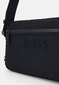 BOSS CATCH 3.0 - Taška cez plece - dark blue