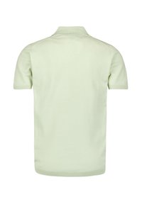 Lichtgroene polo met korte mouwen van zachte stof, voorzien van een klassieke kraag en ribgebreide manchetten, met een gladde en gelijkmatige textuur.