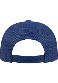 Blå mesh bakcaps med en glatt brim, justerbar snapback-lukking og ventilasjonshull langs den øvre delen.