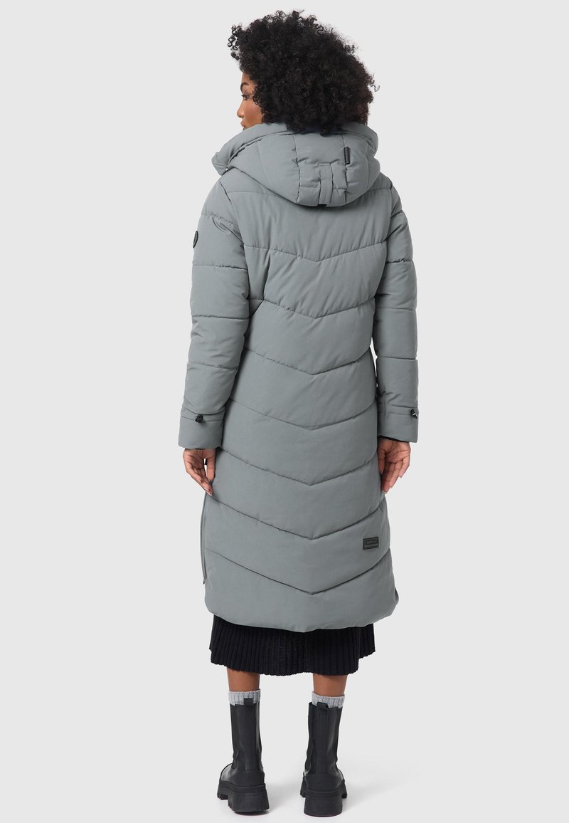 Longue doudoune grise avec un design en chevrons, capuche et poches latérales. Caractérisée par une texture lisse et un logo noir en accent au bas.