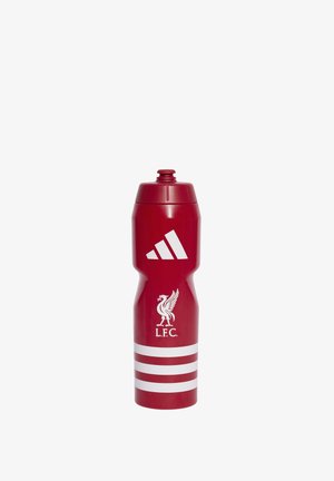 Bouteille d'eau en plastique rouge avec un bouchon à vis, arborant un logo Adidas blanc et un blason de Liverpool FC, ainsi que trois bandes horizontales blanches.