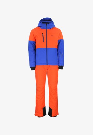 Lyst orange og blå skisuit med en lynlåslukket jakke med hætte og matchende bukser, lavet af vandafvisende materiale med sorte detaljer.