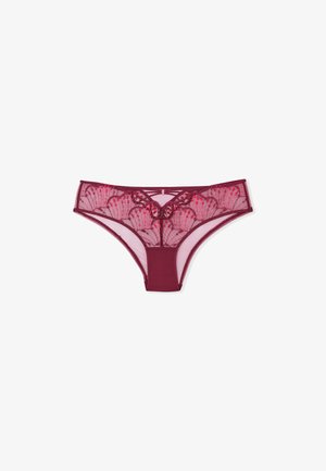 Tanga in pizzo borgogna caratterizzato da un motivo floreale, pannelli trasparenti e tessuto solido sul retro. I dettagli includono cuciture e rifiniture delicate.