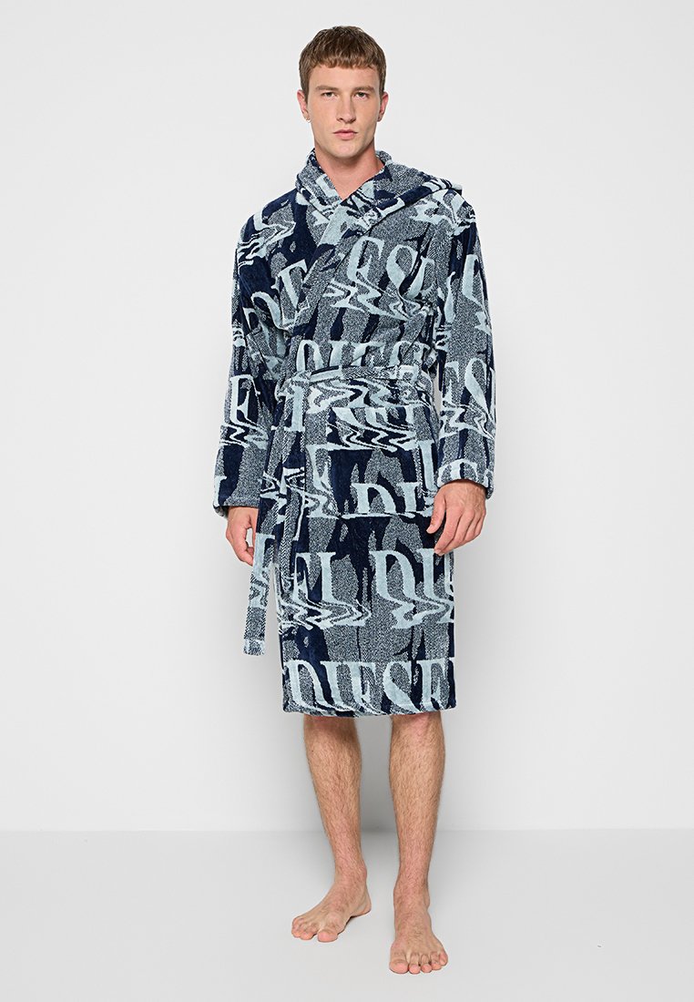 Bata de baño con capucha en tonos azul marino y azul, que presenta una textura de forro polar, patrones abstractos y un cinturón, con un diseño de longitud hasta la rodilla y bolsillos frontales.