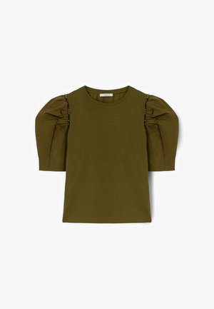 Olivově zelené tričko s nabíranými rukávy a černými flitry na rameni, vyrobené z měkké, lehké tkaniny. Klasický kulatý výstřih.