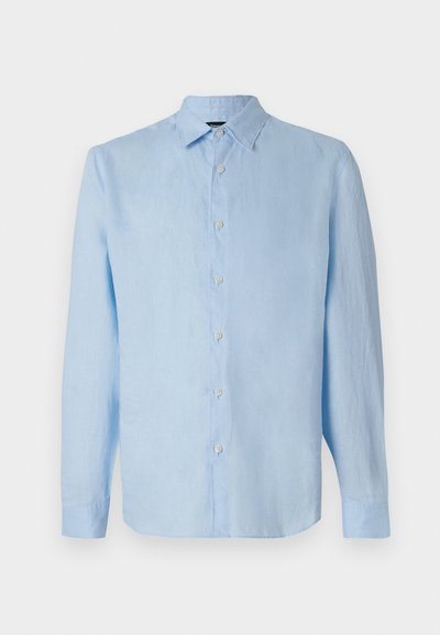 Chemise à manches longues bleu clair en lin, avec un devant à boutons, un col et une coupe droite. Texture douce sans motifs visibles.