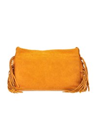 Sennepsgul suede clutch med frynser på siderne. Glat tekstur, rektangulær form og enkelt, udekoreret design.