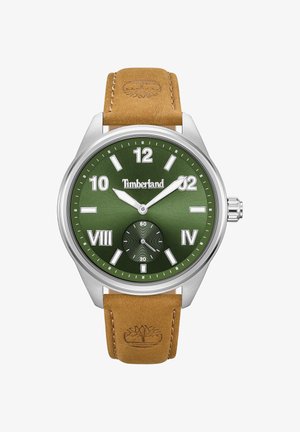 "Timberland" laikrodis su apvaliu nerūdijančio plieno korpusu, žaliu tekstūruotu ciferblatu, baltais valandų žymekliais ir tan spalvos odiniu dirželiu su logotipu.