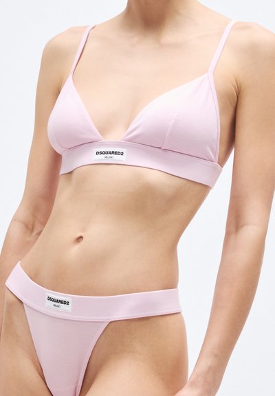 Világos rózsaszín háromszög alakú bralette és hozzáillő tanga, puha anyagból készült. Márkás elasztikus derékpánttal és pántokkal, sima textúrával.