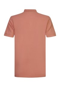 Polo à manches courtes en tissu pêche doux. Il présente un col classique et des poignets côtelés, avec un ourlet droit et sans motifs visibles.