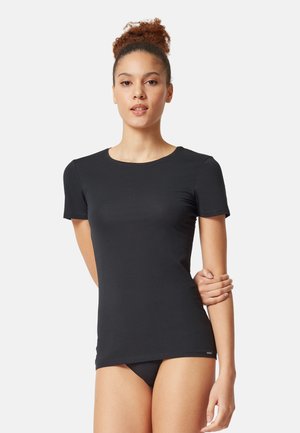 Zwart, T-shirt met korte mouwen van een gladde stof, voorzien van een ronde hals en een licht getailleerd model. Heeft een subtiel merkembleem vlak bij de zoom.