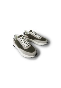 Leichte Sneakers mit einem grauen Wildleder-Obermaterial, olivgrünen Akzenten, weißen Schnürsenkeln und einer klobigen weißen Sohle mit strukturiertem Profil.