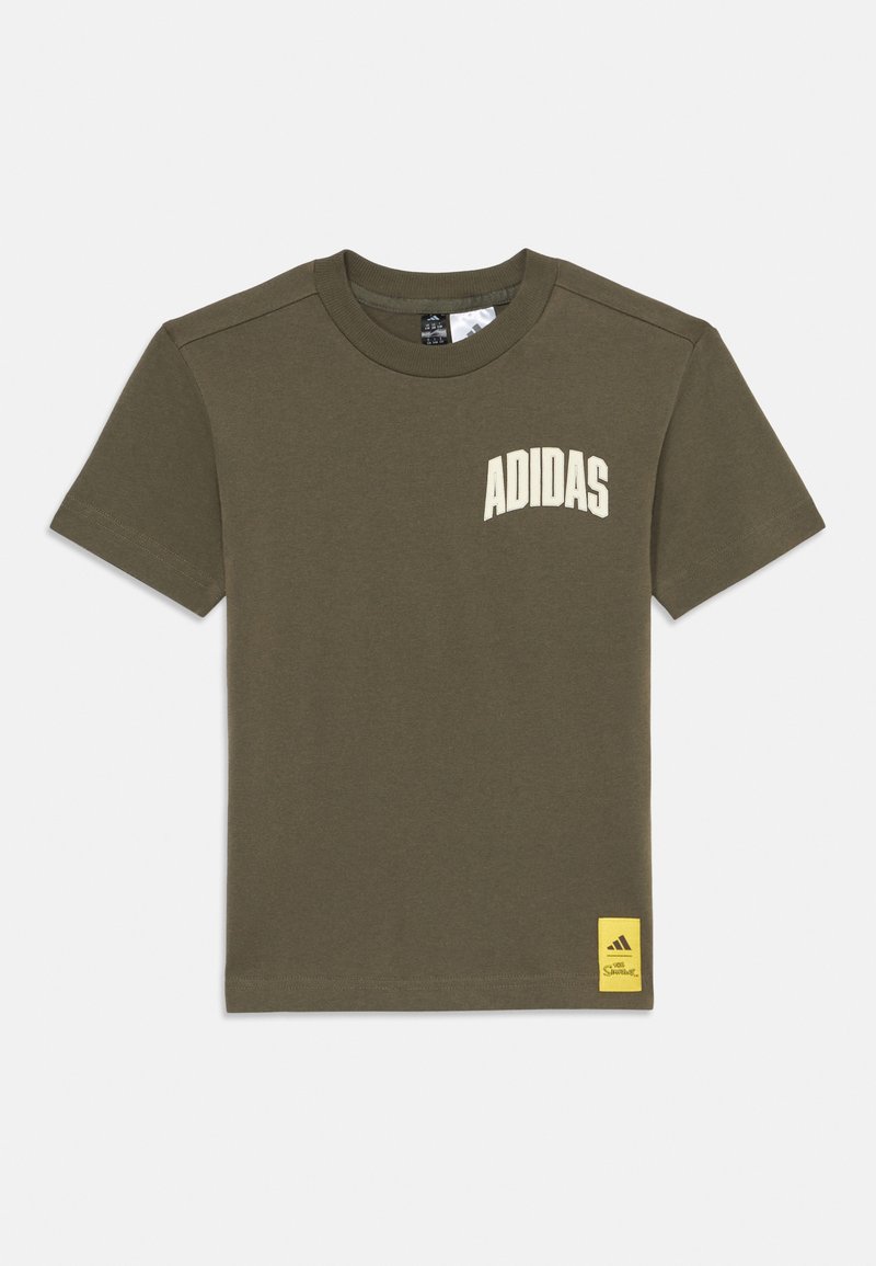 Olivovo zelené bavlnené tričko s krátkymi rukávmi, s bielym logom "ADIDAS" na hrudi a žltou nálepkou na spodnej ľavej strane.