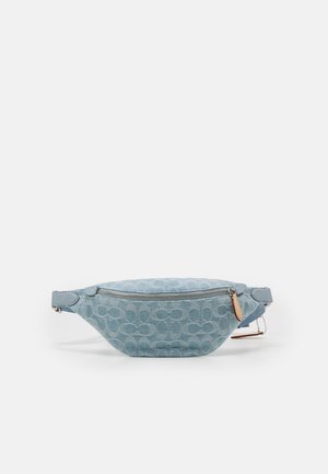 Sac banane en tissu bleu clair texturé avec fermeture éclair et sangle réglable, posé à plat sur un fond blanc.