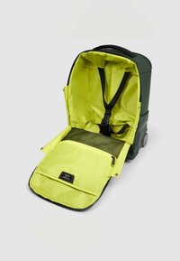 Zaino verde con esterno nero. Interno con rivestimento giallo neon, spallacci regolabili e scomparto con cerniera dettagliato in rete.