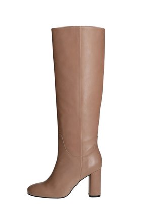 Botte en cuir beige montant jusqu'au genou, avec bout arrondi et talon bloc, finition lisse et coutures visibles sur le côté et au niveau de la cheville.