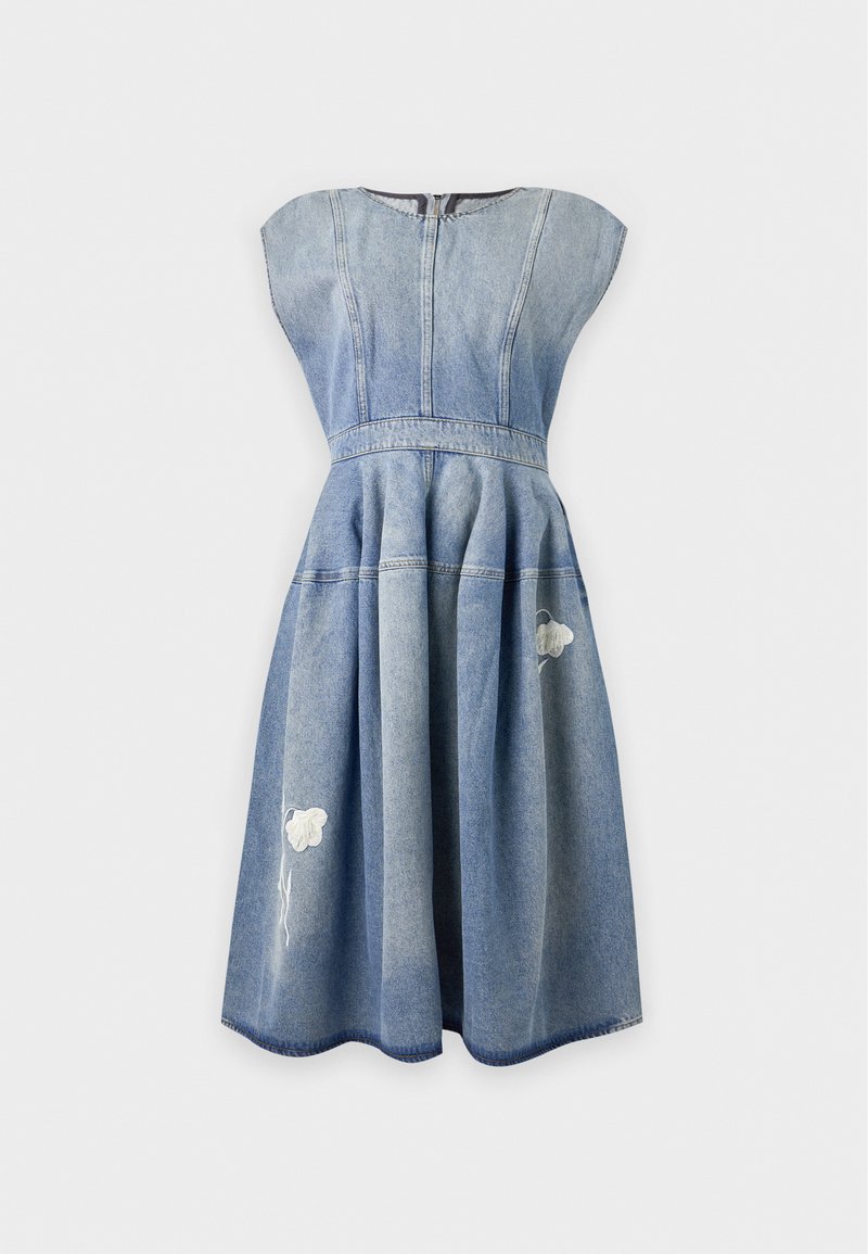 Vestito di jeans blu senza maniche con corpetto aderente, gonna svasata e ricamo floreale bianco sui pannelli della gonna.