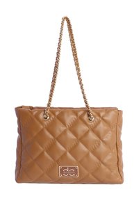 Bolso acolchado color beige hecho de cuero sintético con correas de cadena en tono dorado y detalles metálicos en tono plateado. Incluye una placa con el logo en la parte frontal.