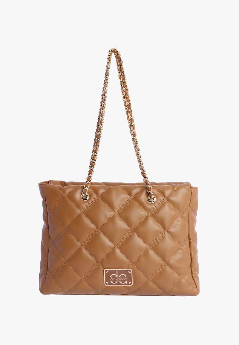 Bolso acolchado color beige hecho de cuero sintético con correas de cadena en tono dorado y detalles metálicos en tono plateado. Incluye una placa con el logo en la parte frontal.