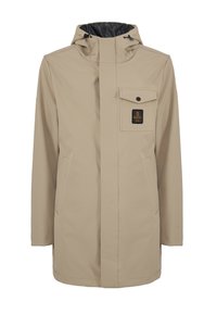 Giacca impermeabile beige con zip frontale, cappuccio regolabile e tasca sul petto con logo. Texture liscia con tasche laterali.
